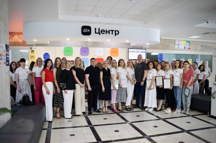 Керівництво Рівненської ОДА, предаставники Рівненської міської ради та працівники Рівненського ЦНАПу в приміщення Рівненського ЦНАПу