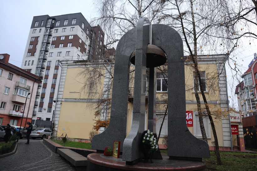 Пам'ятний знак Жертвам Чорнобиля у м.Рівне - пям'ятник у формі гранітного дзвону