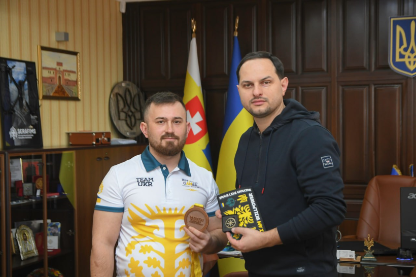 Начальник Рівненської ОВА Олександр Коваль та ветеран Павло Коритнюк