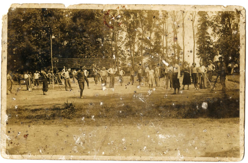 Чорно-біле архівне фото. 22 липня 1933 року, Вілька Тарнівська, спортивні змагання