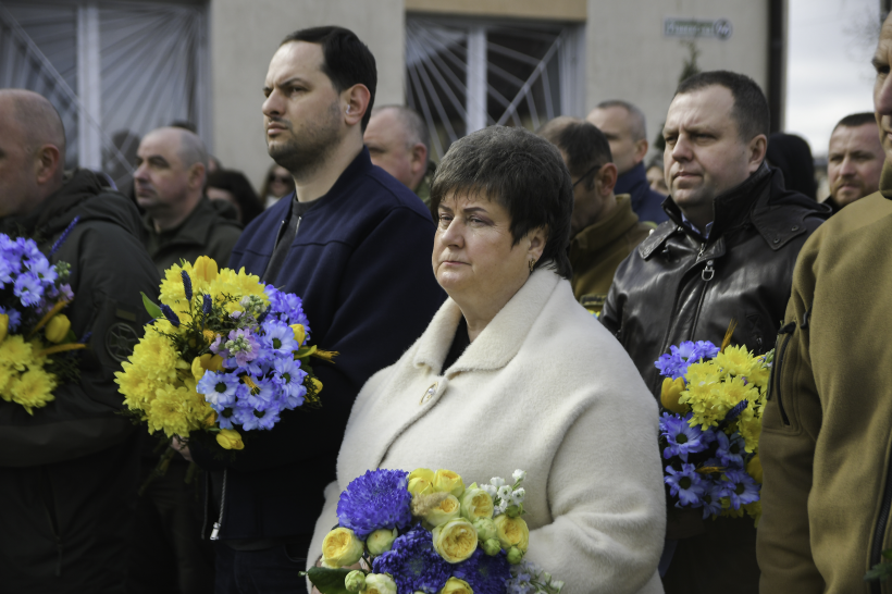 Начальник Рівненської ОВА Олександр Коваль та представники влади з букетами квітів під час урочистих заходів