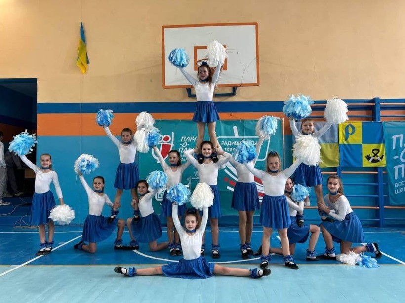 На фото - учасники другого етапу «Пліч-о-пліч Всеукраїнські шкільні ліги» у Радивилівській громаді