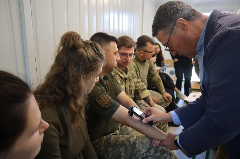 Вадим Терентюк - начальник відділу управління проєктами у сфері охорони здоров'я ДП «Електронне здоров’я» показує військовим медикам, як виявляти захворювання шкіри за допомогою сучасного обладнання