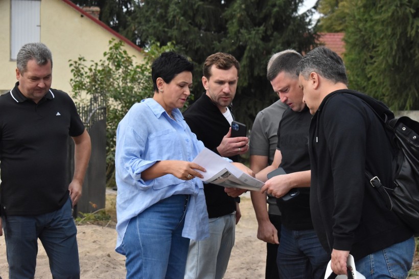 Керівництво Рівненської  ОДА інспектує будівництво модульних будинків