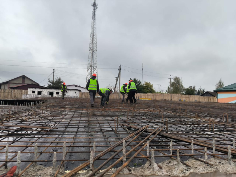 Процес будівництва шкільного укриття