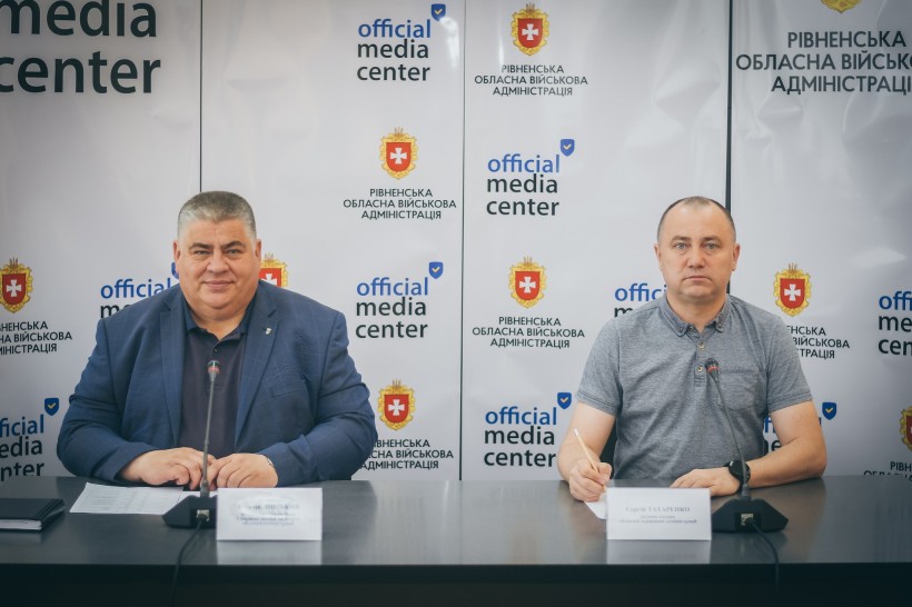 На фото - начальник Управління у справах молоді та спорту ОДА В.Ліпський, радник голови Рівненської ОДА С.Татаренко