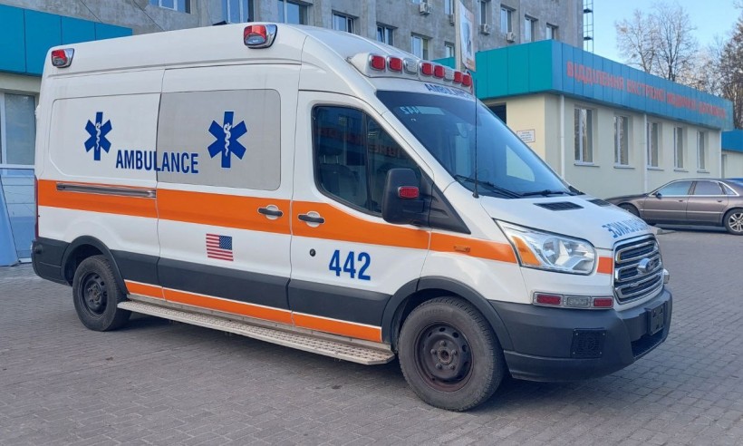 Фото з передачі карети швидкої допомоги нацгвардійцям