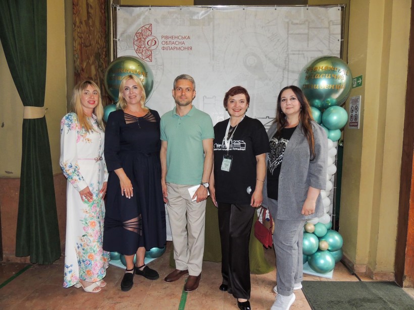 На фото - керівництво Рівненської ОДА та організатори фестивалю