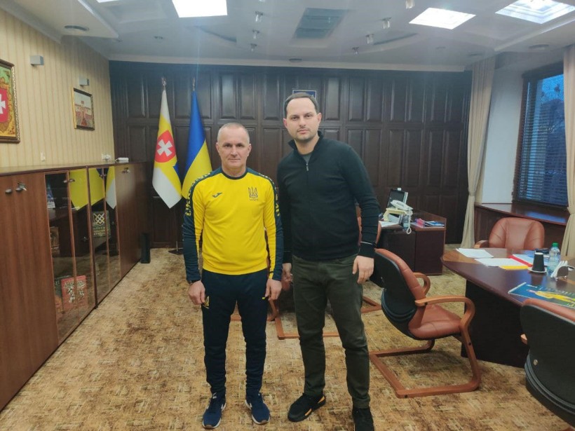 На фото - голова Рівненської обласної асоціації футболу О.Кучер та начальник Рівненської ОВА О.Коваль