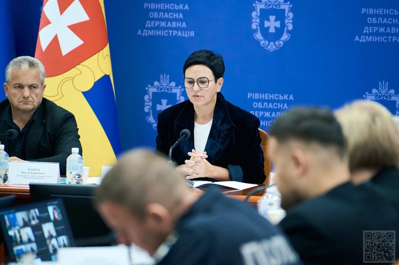Людмила Шатковська сидить зха столом та проводить нараду