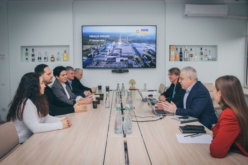На фото - керівництво Рівненської ОВА та «Вераллія Україна»
