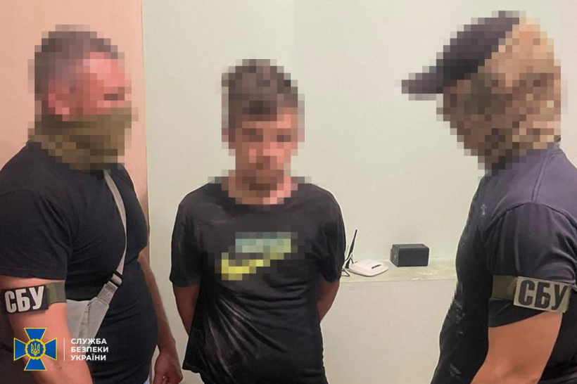Двоє працівників породять затримання зловмисника. Їхні обличчя заретушовані