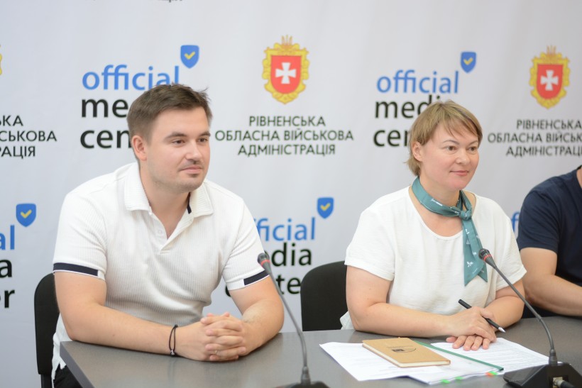 начальниця Управління міжнародного співробітництва та європейської інтеграції Рівненської ОДА Ольга Ютовець та експерт регіонального контактного пункту програми Андрій Людвічук