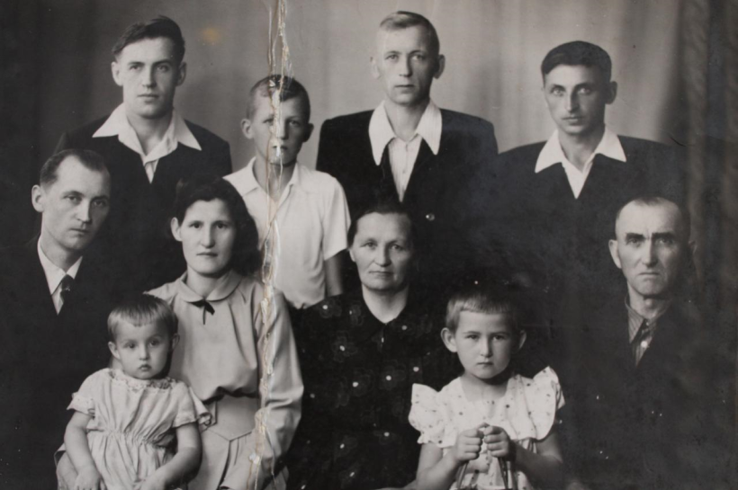 Старе архівне чорно-біле фото на якому зображені люди. Сім’я Куделі, м.Рівне, кінець 1950-х років, в центрі Анастасія, справа – Петро Куделя