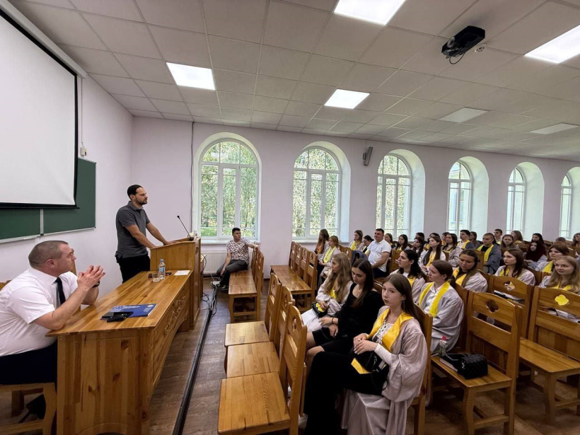Начальник Рівненської ОВА Олександр Коваль стоїть за трибуною у аудиторії та звертається до першокурсників