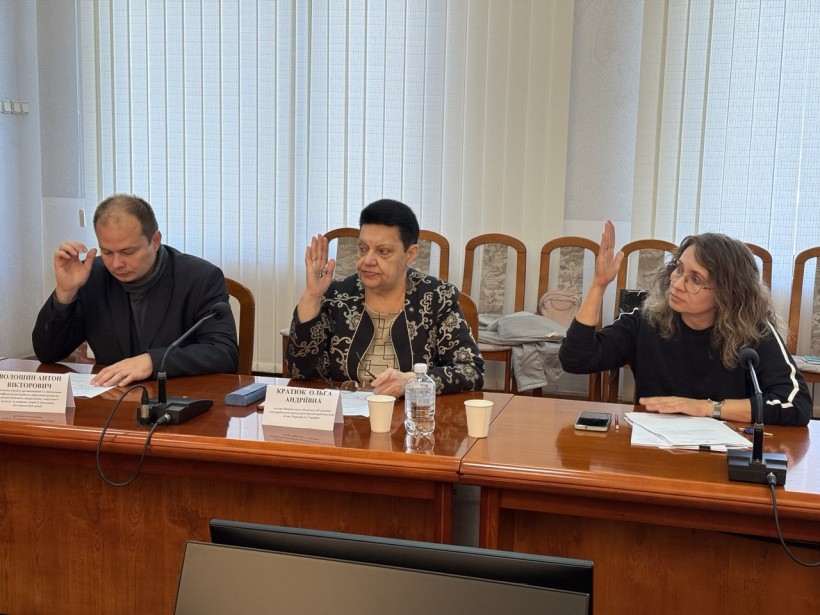 Члени обласної комісії з визначення статусу осіб, які постраждали внаслідок Чорнобильської катастрофи та інших категорій громадян голосують