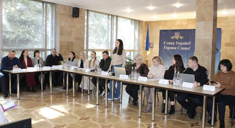 Представники уповноваженого з питань безвісти зниклих осіб у Рівненській області, управління з питань ветеранської політики ОДА, фахівці РДА, координаційного штабу, служби зайнятості, пенсійного фонду, ТЦК СП та поліції під час зустрічі