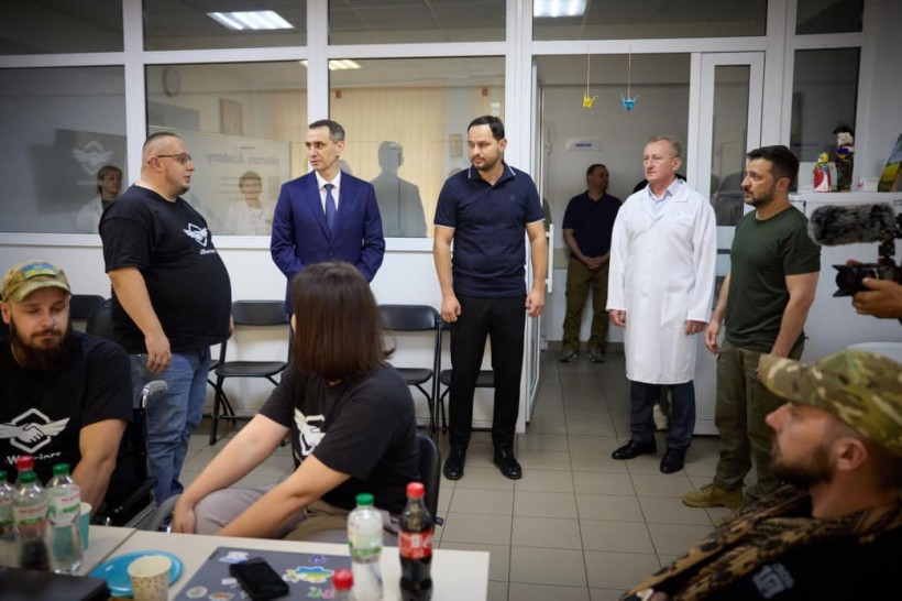 Володимир Зеленський та Олександр Коваль під час поїздки у госпіталь