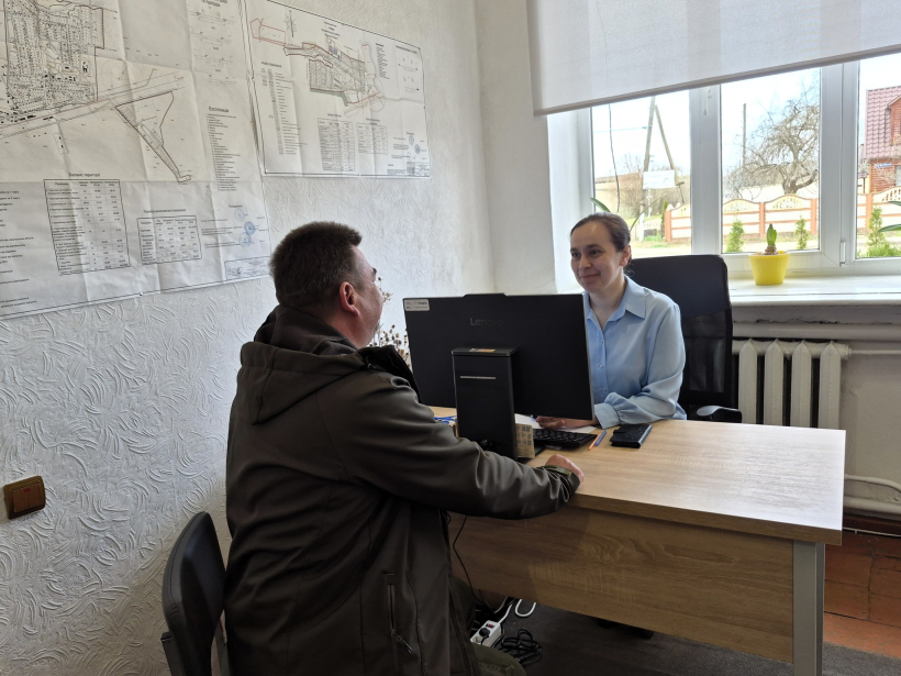 Працівниця ЦНАПу приймає відвідувача