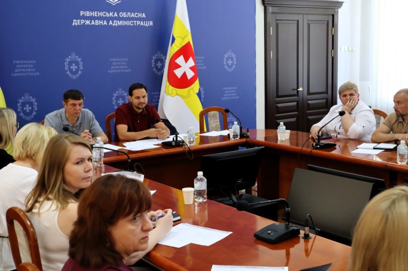 Нарада щодо енергонезалежних закладів освіти під головуванням Олександра Коваля. За столом сидять учасники наради та уважно слухають начальника ОВА