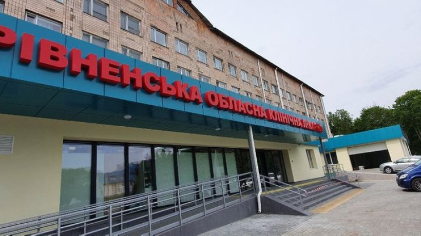 на фото будівля обласної клінічної лікарні