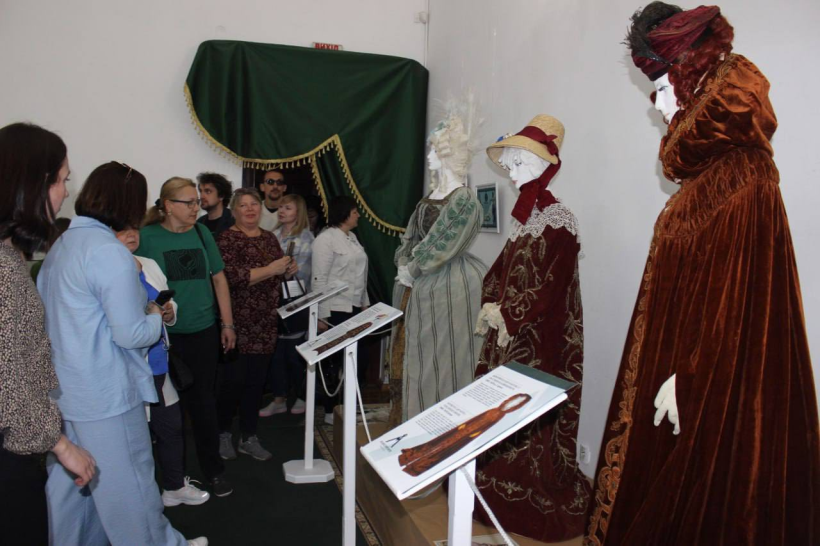 Експозиція старовинного одягу у Державному історико-культурному заповіднику міста Дубна