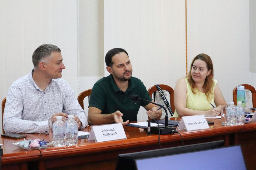 Начальник Рівненської ОВА Олександр Коваль та заступник голови ОДА Олександр Кохан спілкуються із представниками Великої Британії
