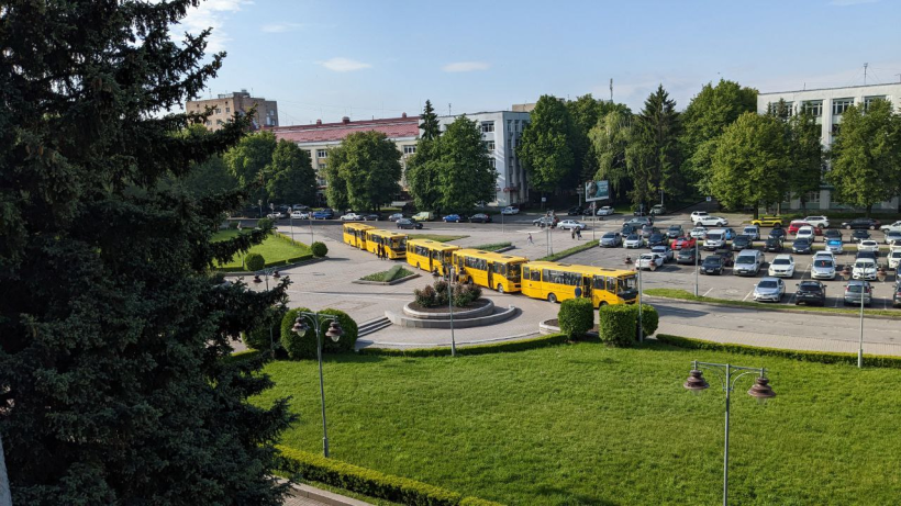 5 автобусів стоять біля приміщення облдержадміністрації