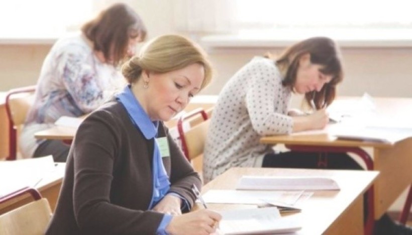 Три жінки в аудиторії роблять записи. Фото ілюстративне