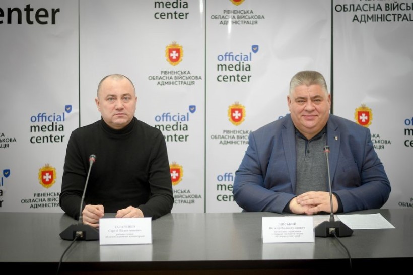 На фото - начальник Управління у справах молоді та спорту ОДА В.Ліпський, радник голови ОДА С.Татаренко