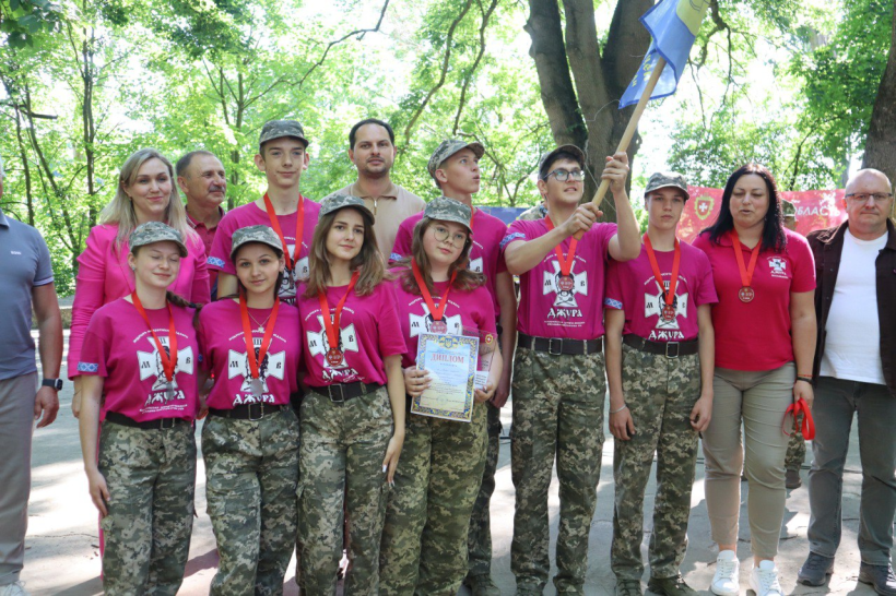 Начальник Рівненської ОВА Олександр Коваль та команда переможців військово-патріотичній грі "Сокіл" ("Джура")