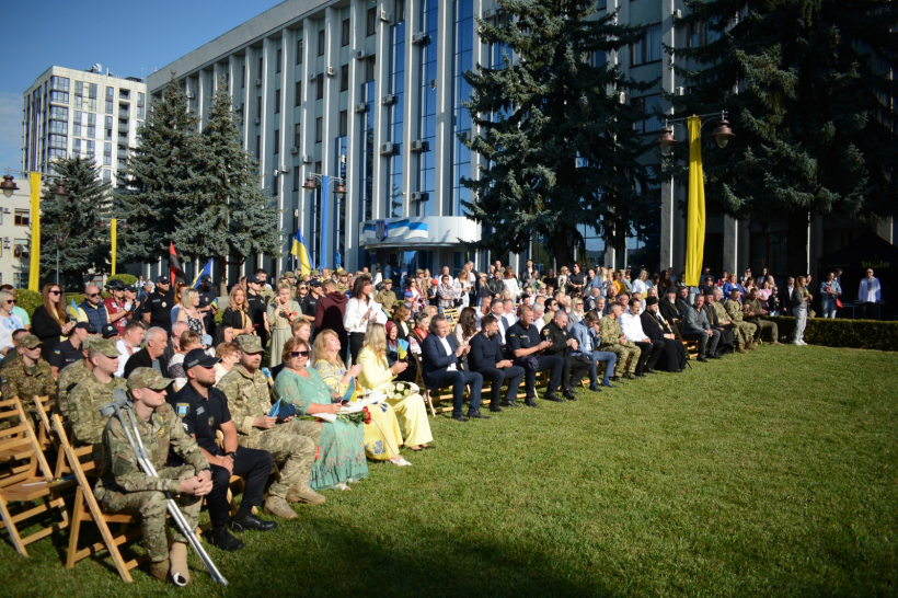 церемонія підняття українського стягу