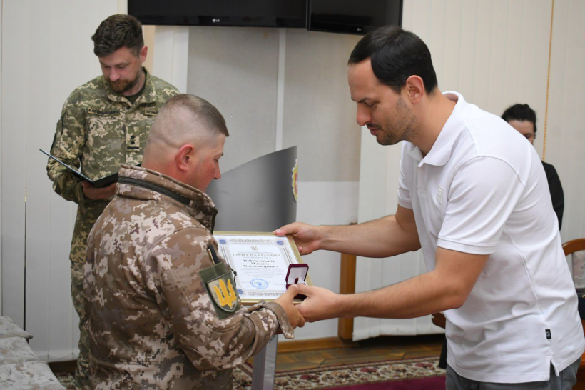 Начальник  Рівненської ОВА Олександр Коваль вручає відзнаки та дякує за службу військовослужбовцями оперативного командування «Захід»