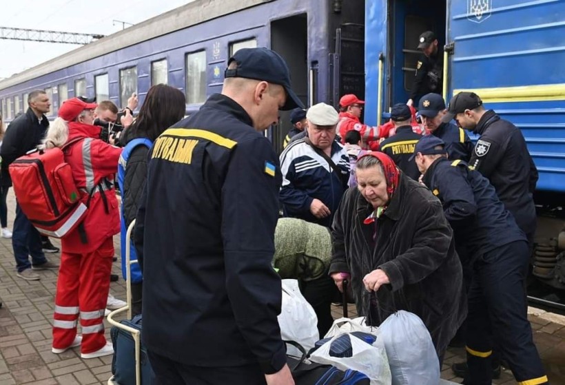 Фото з зустрічі на Рівненщині евакуаційного потяга з Донеччини