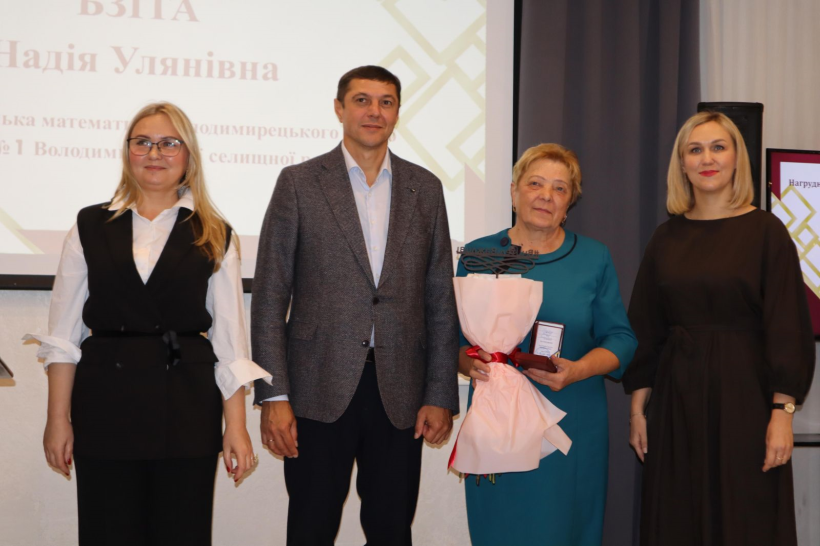 Сергій Подолін стоїть поруч із нагородженими освітянками