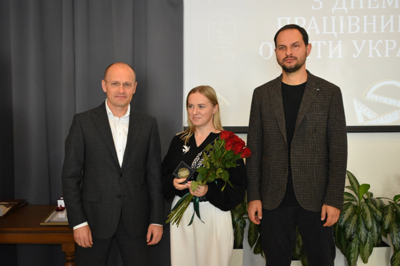 Начальник Рівненської ОВА Олександр Коваль, народний депутат України Олександр Аліксійчук вручили молодій освітянці відзнаку і букет троянд та позують для пам'ятного фото
