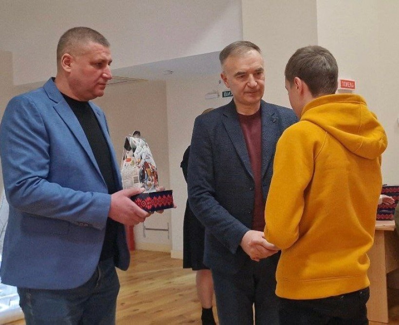 Фото з вручення іменних оберегів  "Батьківське серце"