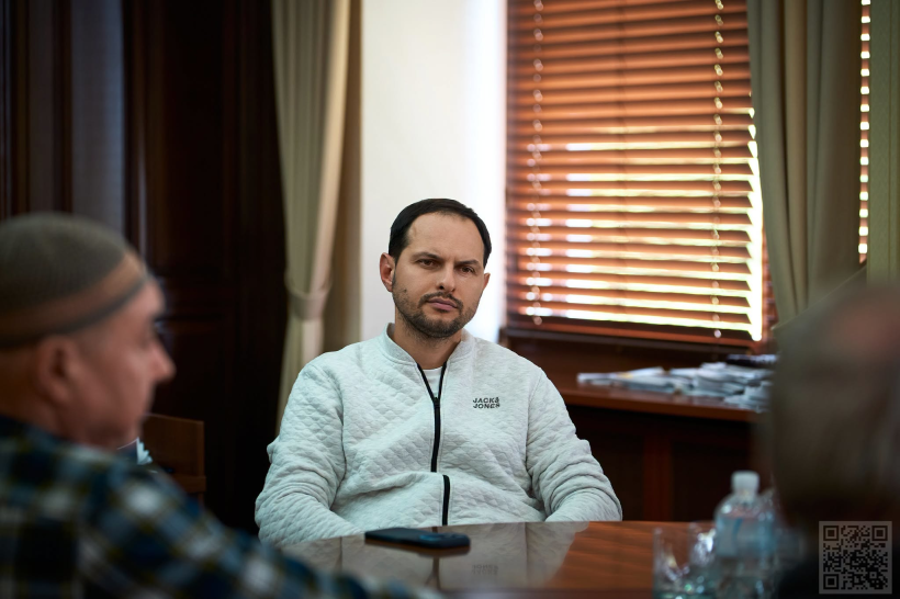 На фото голова Рівненської обласної державної адміністрації Олександр Коваль сидить за робочитм столом під час зустрічі