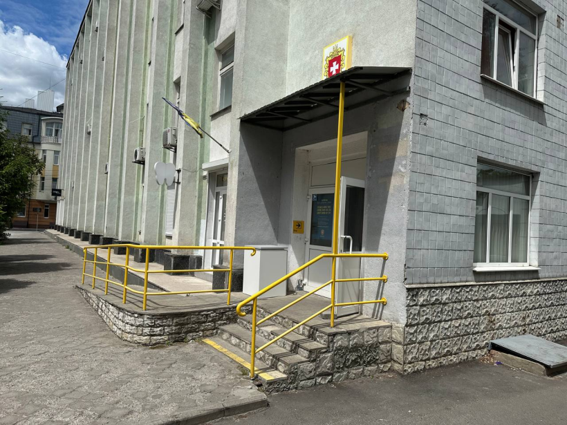 Вхід до адмінбудівлі до Департаменту соціальної політики ОДА