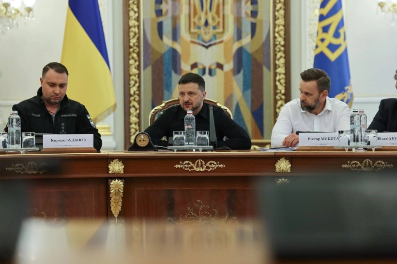 В кабінеті Президента за дерев'яним столом сидять троє чоловіків: Президент України Володимир Зеленський, керівниу офісу кирило Буданов та Заступник Керівника Офісу Президента України Віктор Микита