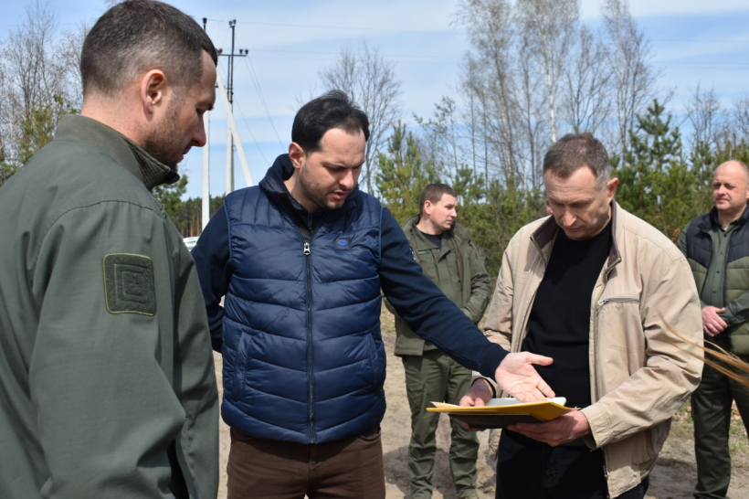 начальник Рівненської ОВА Олександр Коваль гектари лісу де тривали незаконні вирубки