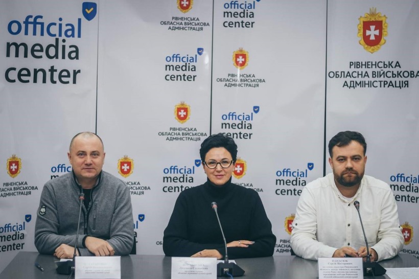 На фото - заступниця голови Рівненської ОДА Л.Шатковська, заступник директора Рівненського обласного центру зайнятості С.Панасюк, радник голови ОДА С.Татаренко