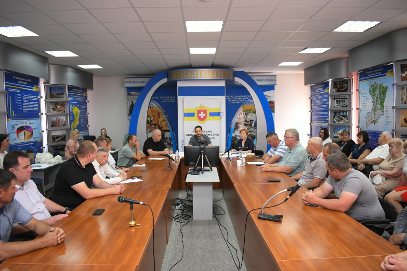 Начальник Рівненської ОВА Олександр Коваль під час зустрічі із місцевими фермерами