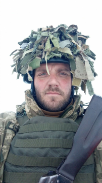 Віктор Мельничук у військовій формі, касці, бронежилеті та автоматом у руках