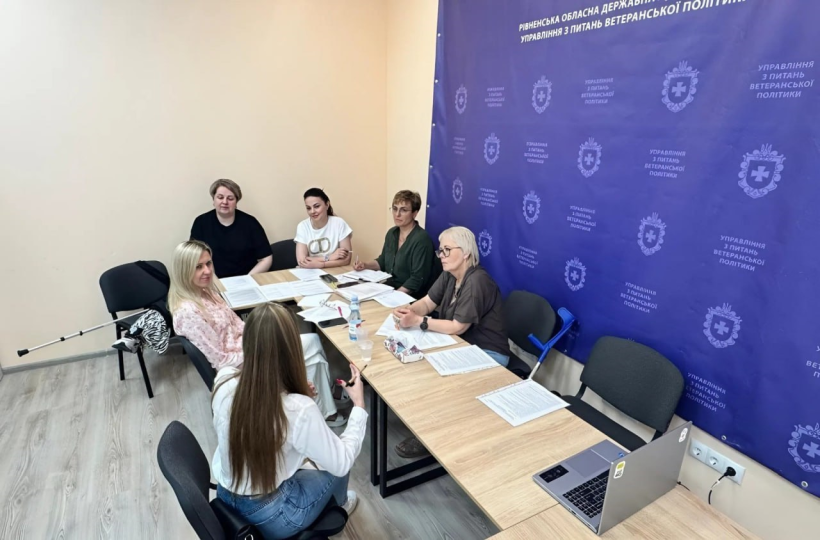 За столом сидять члени спеціальної комісії при Управлінні з питань ветеранської політики Рівненської ОДА, яка проводить відбір претендентів