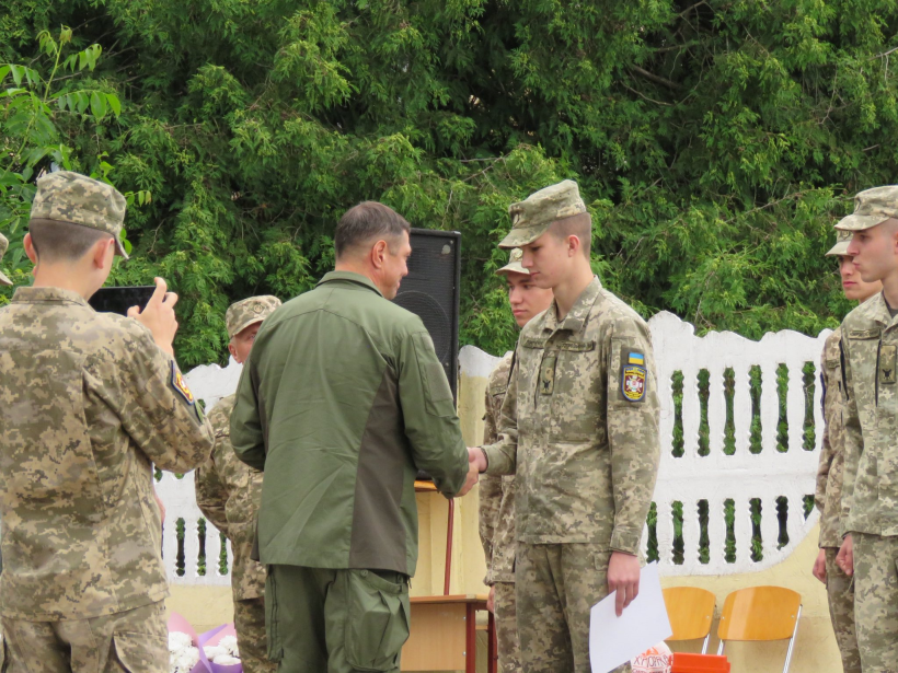 Перший заступник голови Рівненської ОДА Сергій Подолін вітає випускників обласного ліцею з посиленою військово-фізичною підготовкою в м.Острог