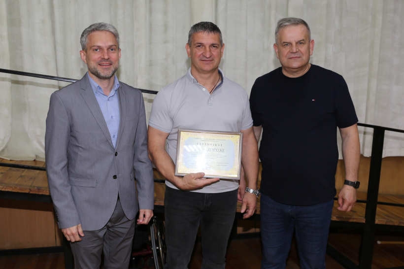 Заступник голови Рівненської ОДА Ігор Павленко нагороджує спортсменів