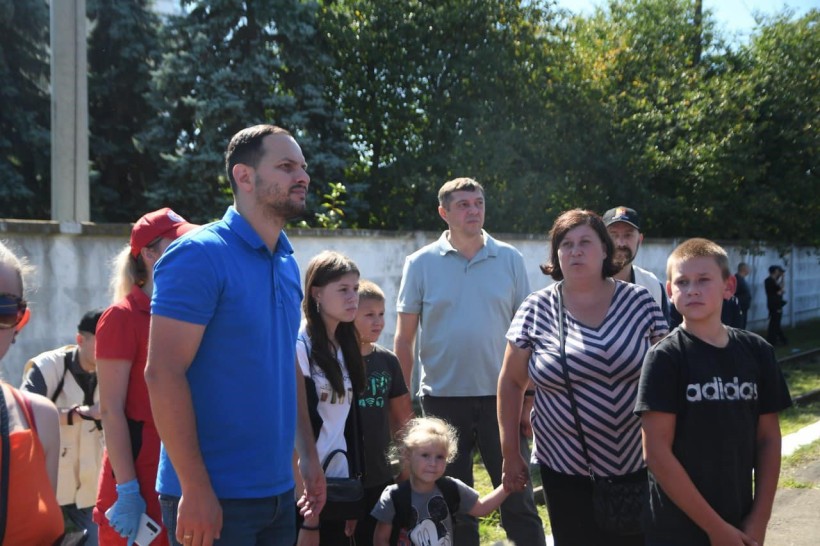 Начальник ОВА О.Коваль та перший заступник голови ОДА С.Подолін зустрічають переселеців з Донеччини
