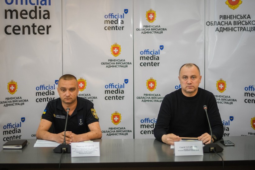 На фото - провідний інспектор відділу техногенної безпеки управління запобігання надзвичайним ситуаціям Головного управління ДСНС України у Рівненській області Мирослав Кравчук, радник голови ОДА Сергій Татаренко