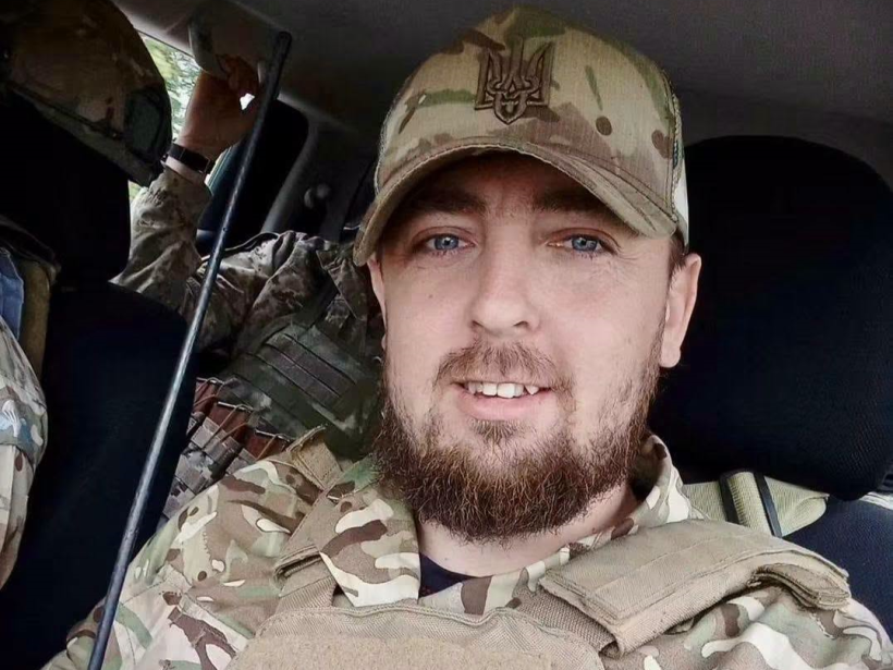 Назар Ткачук сидить у військовій формі у машині